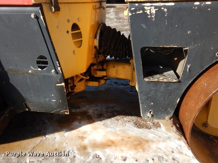 image for item HU9788 1998 Hypac C747B  vibratory double drum roller