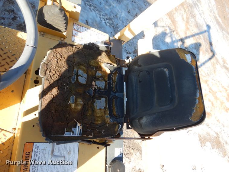 image for item HU9788 1998 Hypac C747B  vibratory double drum roller