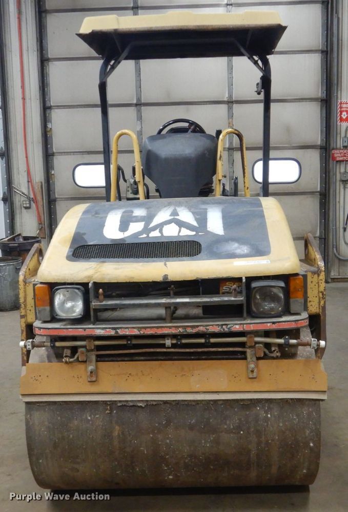 image for item HU9823 2000 Caterpillar CB-334D  vibratory double drum roller