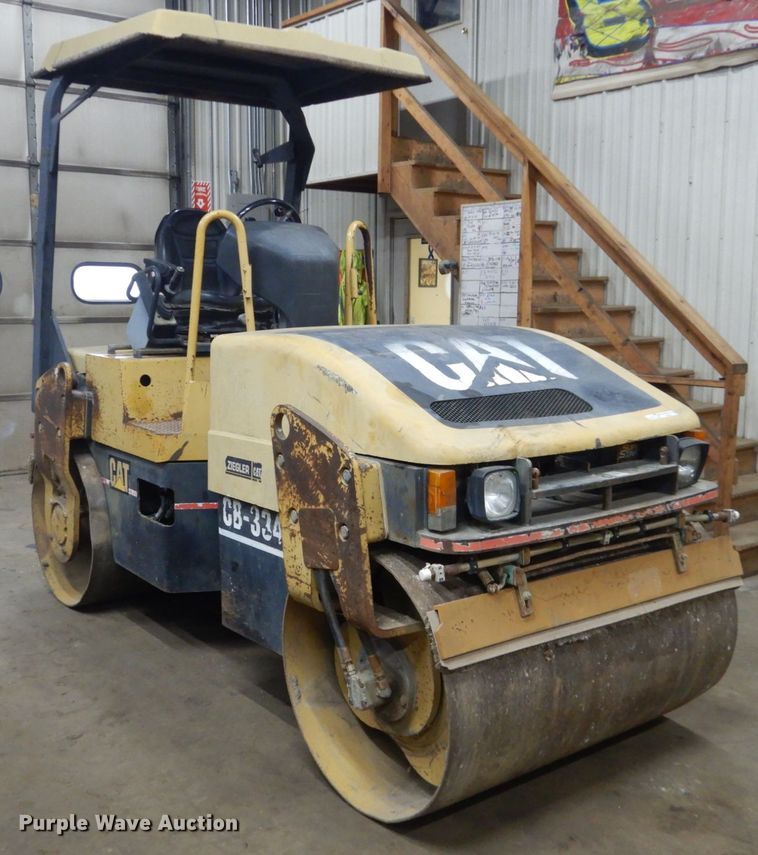 image for item HU9823 2000 Caterpillar CB-334D  vibratory double drum roller