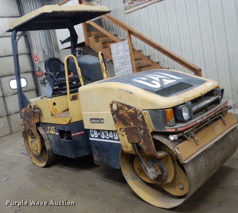 image for item HU9823 2000 Caterpillar CB-334D  vibratory double drum roller