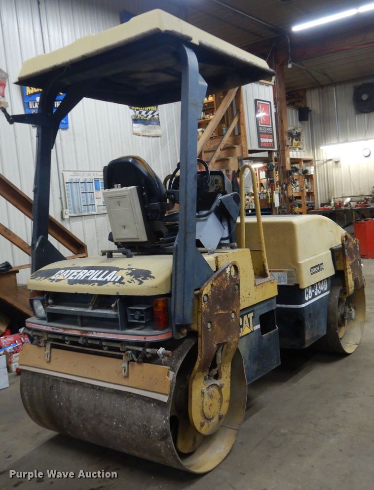 image for item HU9823 2000 Caterpillar CB-334D  vibratory double drum roller