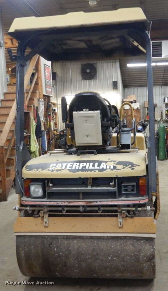 image for item HU9823 2000 Caterpillar CB-334D  vibratory double drum roller