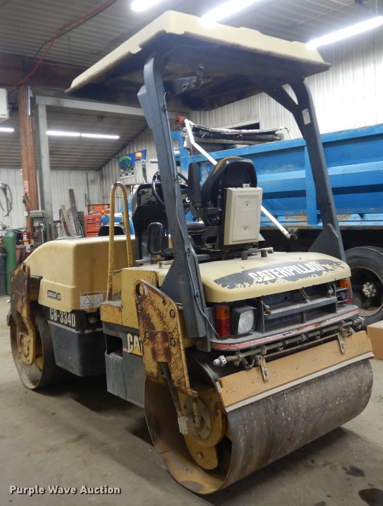 image for item HU9823 2000 Caterpillar CB-334D  vibratory double drum roller