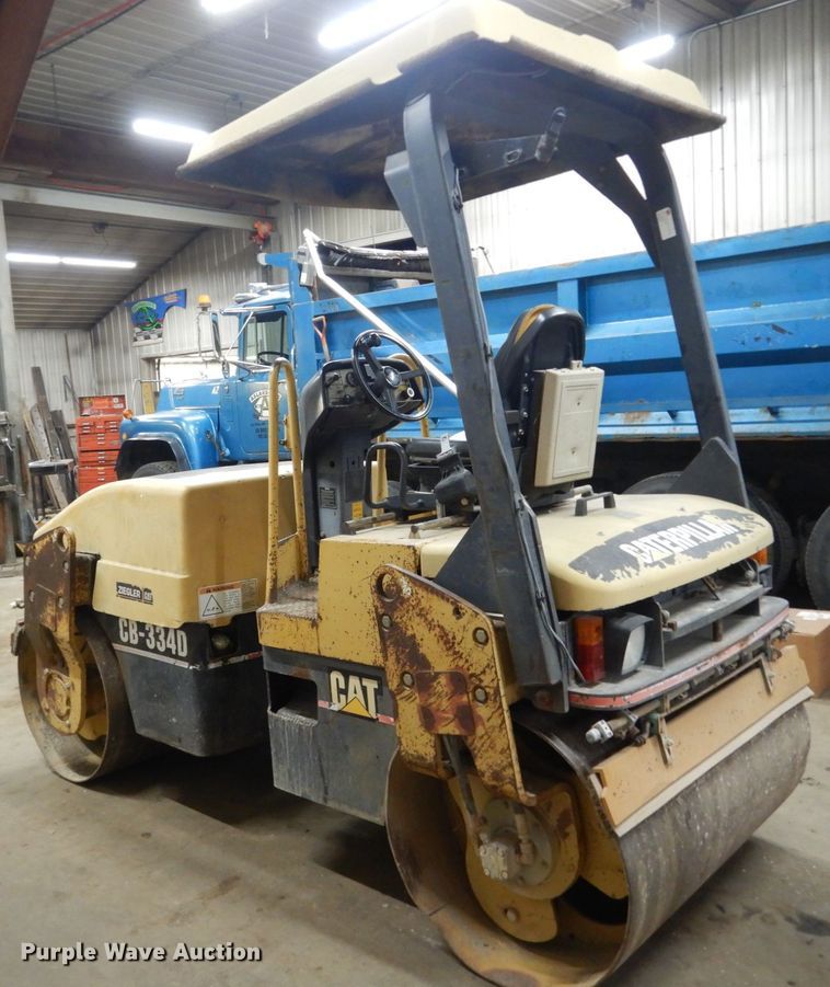 image for item HU9823 2000 Caterpillar CB-334D  vibratory double drum roller