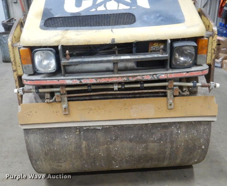 image for item HU9823 2000 Caterpillar CB-334D  vibratory double drum roller