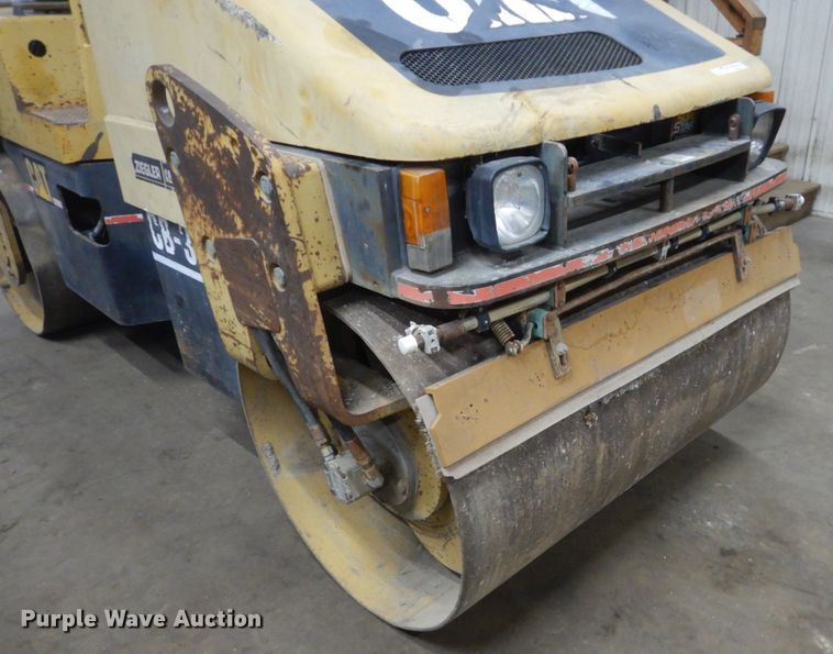 image for item HU9823 2000 Caterpillar CB-334D  vibratory double drum roller