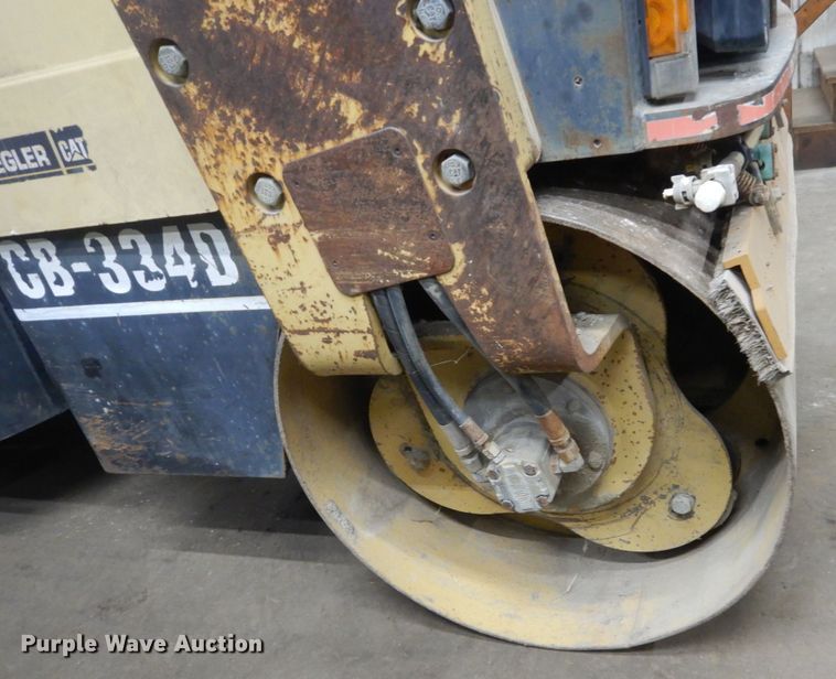 image for item HU9823 2000 Caterpillar CB-334D  vibratory double drum roller