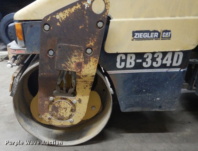 image for item HU9823 2000 Caterpillar CB-334D  vibratory double drum roller