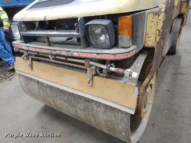 image for item HU9823 2000 Caterpillar CB-334D  vibratory double drum roller