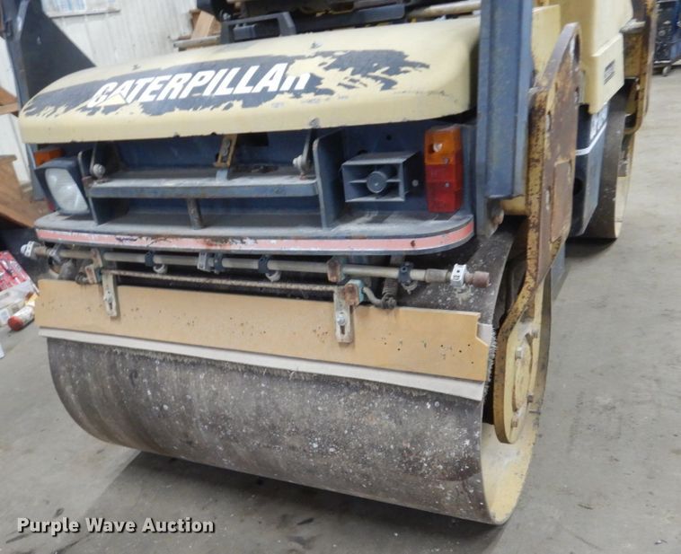 image for item HU9823 2000 Caterpillar CB-334D  vibratory double drum roller