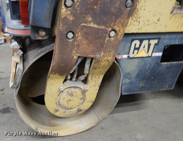 image for item HU9823 2000 Caterpillar CB-334D  vibratory double drum roller