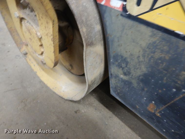 image for item HU9823 2000 Caterpillar CB-334D  vibratory double drum roller