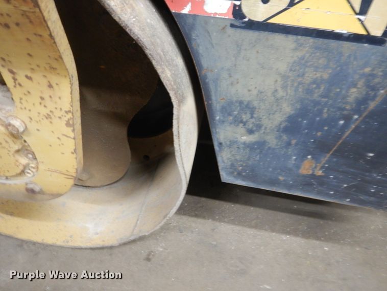 image for item HU9823 2000 Caterpillar CB-334D  vibratory double drum roller