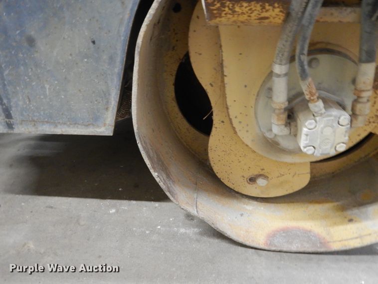 image for item HU9823 2000 Caterpillar CB-334D  vibratory double drum roller
