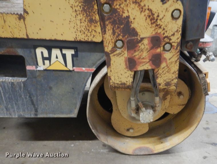 image for item HU9823 2000 Caterpillar CB-334D  vibratory double drum roller