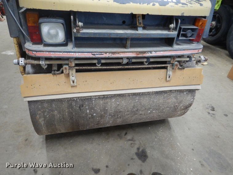 image for item HU9823 2000 Caterpillar CB-334D  vibratory double drum roller