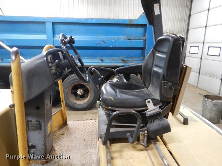 image for item HU9823 2000 Caterpillar CB-334D  vibratory double drum roller