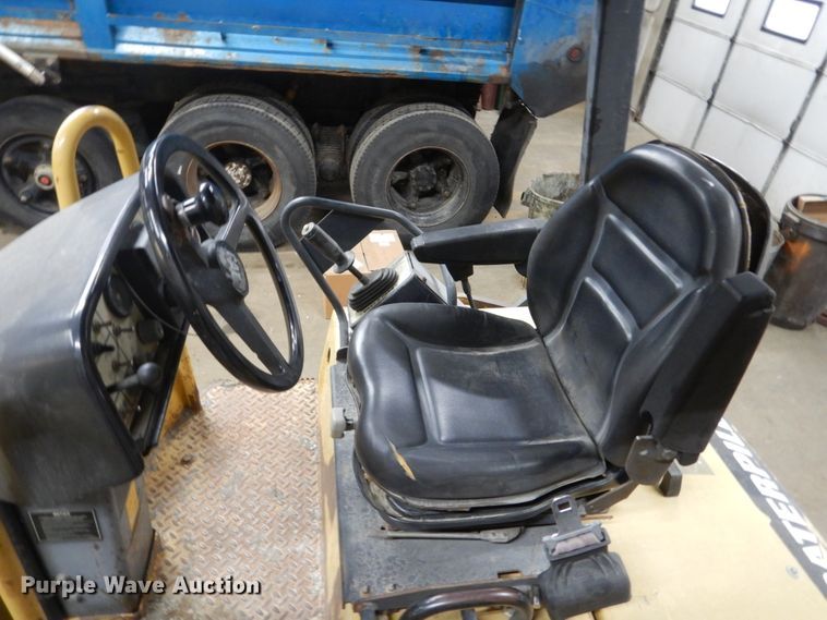 image for item HU9823 2000 Caterpillar CB-334D  vibratory double drum roller