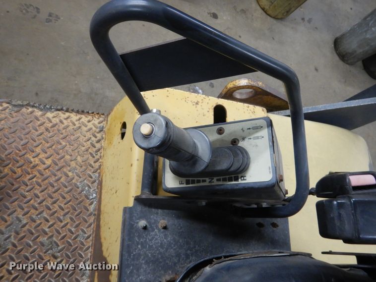 image for item HU9823 2000 Caterpillar CB-334D  vibratory double drum roller