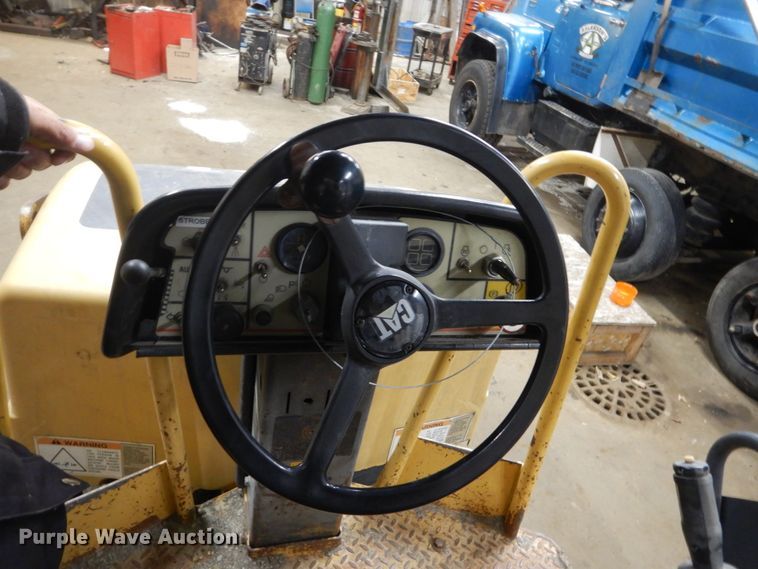 image for item HU9823 2000 Caterpillar CB-334D  vibratory double drum roller