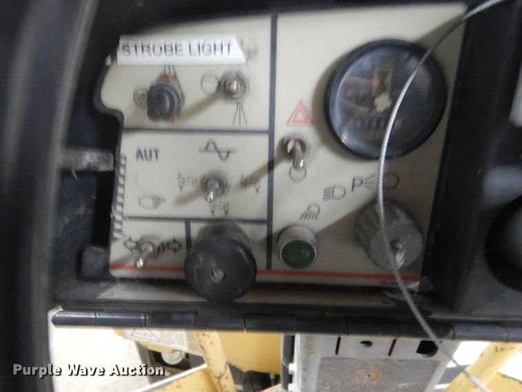 image for item HU9823 2000 Caterpillar CB-334D  vibratory double drum roller