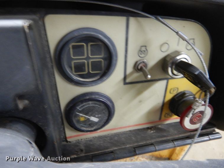 image for item HU9823 2000 Caterpillar CB-334D  vibratory double drum roller