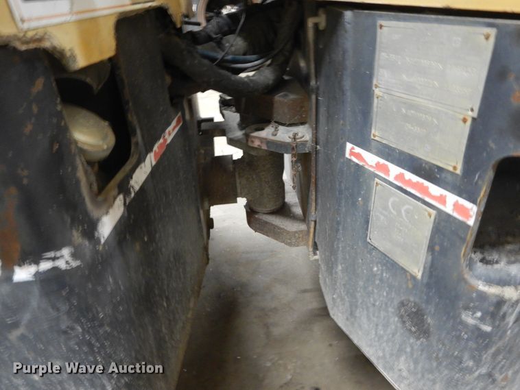 image for item HU9823 2000 Caterpillar CB-334D  vibratory double drum roller