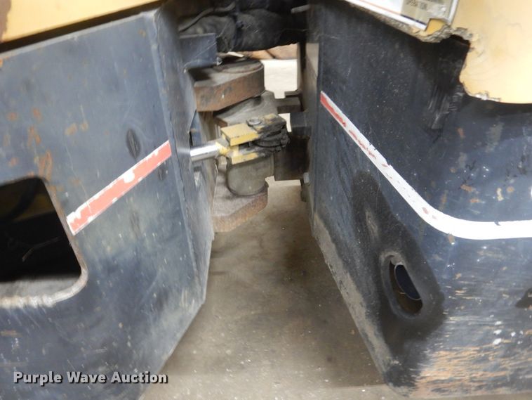 image for item HU9823 2000 Caterpillar CB-334D  vibratory double drum roller