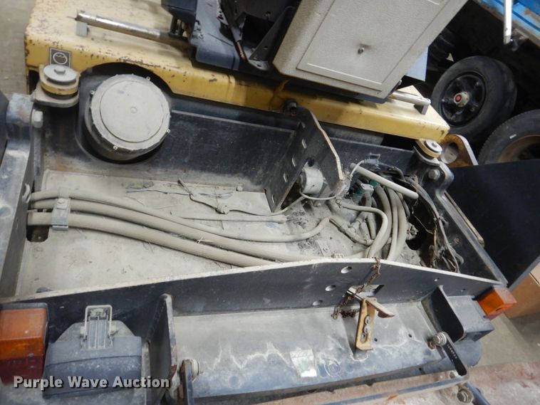 image for item HU9823 2000 Caterpillar CB-334D  vibratory double drum roller