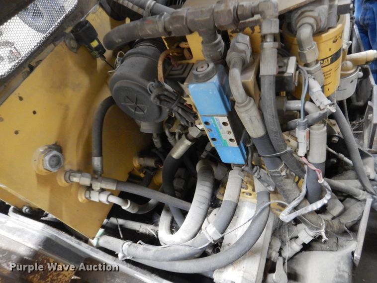 image for item HU9823 2000 Caterpillar CB-334D  vibratory double drum roller