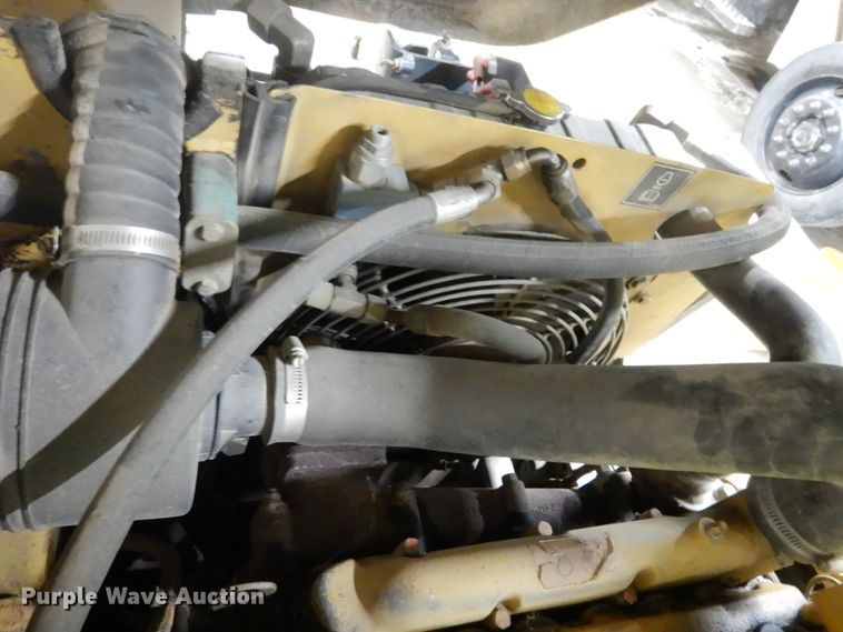 image for item HU9823 2000 Caterpillar CB-334D  vibratory double drum roller