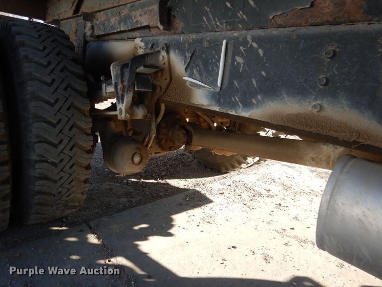 image for item HU9830 1994 International 4900  dump truck