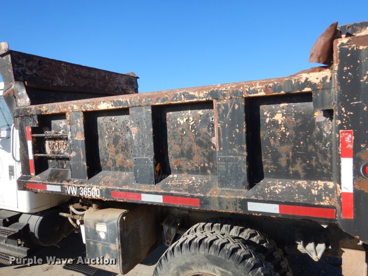 image for item HU9830 1994 International 4900  dump truck