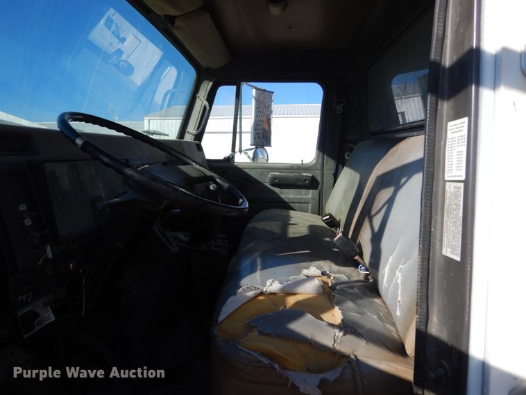 image for item HU9830 1994 International 4900  dump truck