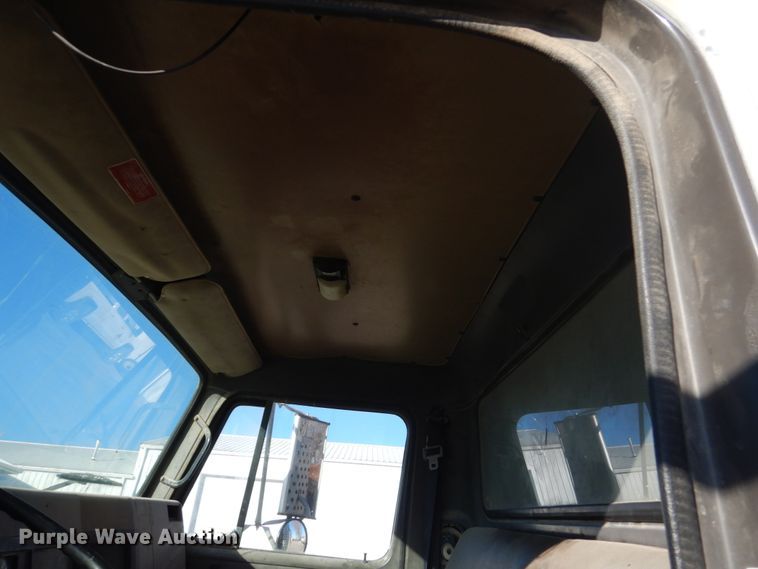 image for item HU9830 1994 International 4900  dump truck