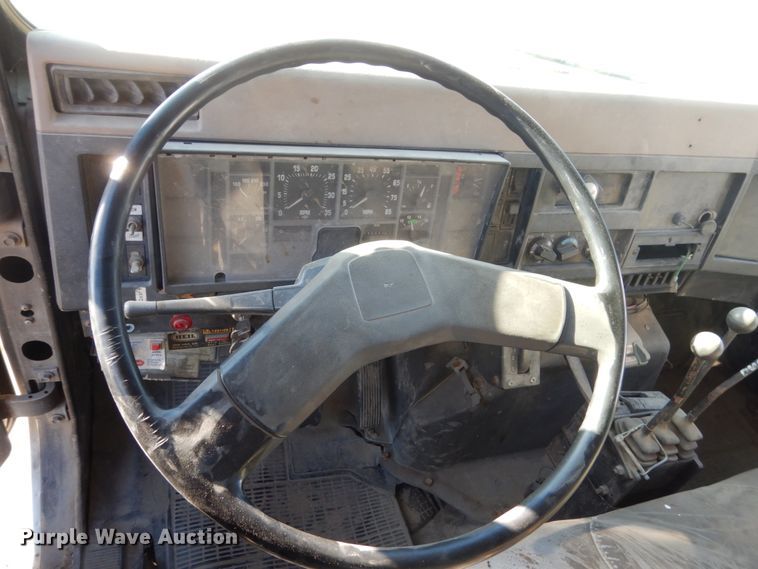 image for item HU9830 1994 International 4900  dump truck