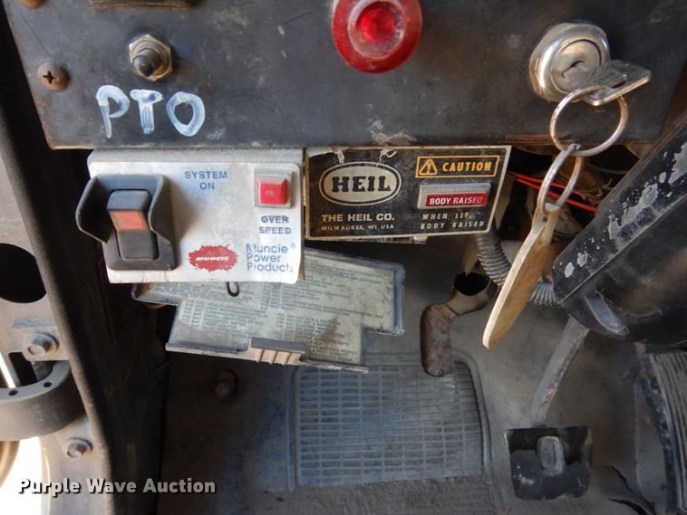 image for item HU9830 1994 International 4900  dump truck