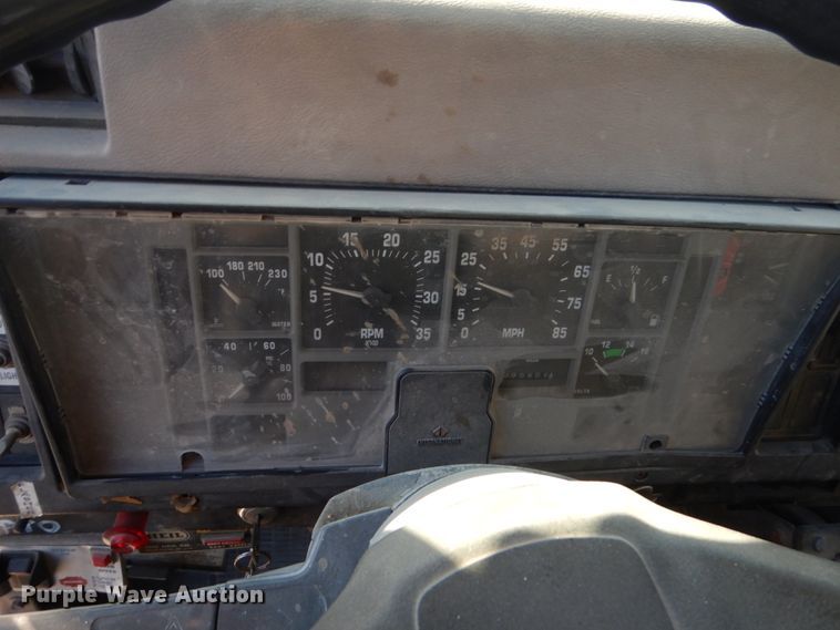 image for item HU9830 1994 International 4900  dump truck