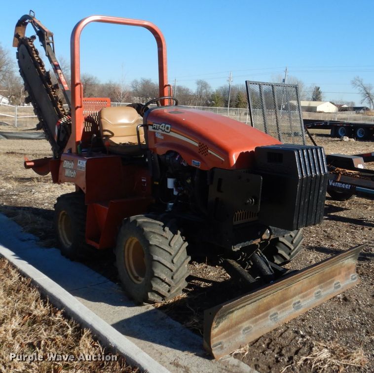 image for item HU9864 2004 Ditch Witch RT40  trencher