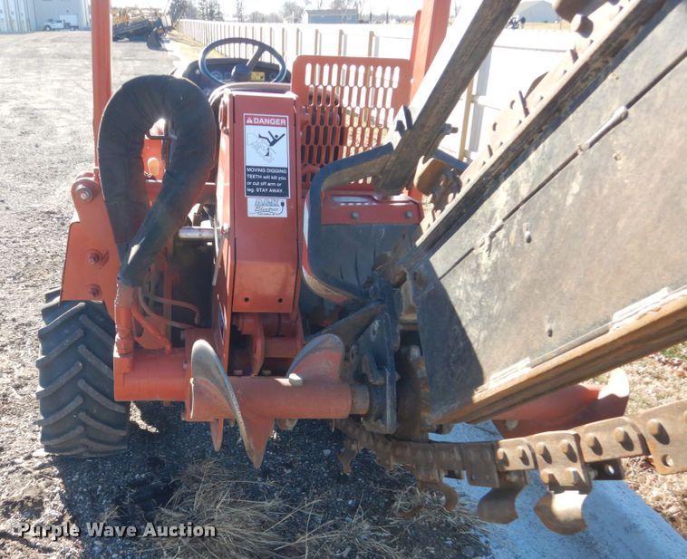 image for item HU9864 2004 Ditch Witch RT40  trencher