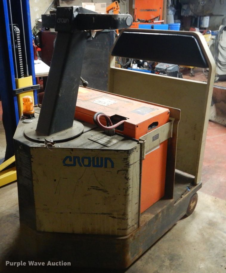image for item HV9557 1981 Crown 200TR tow cart