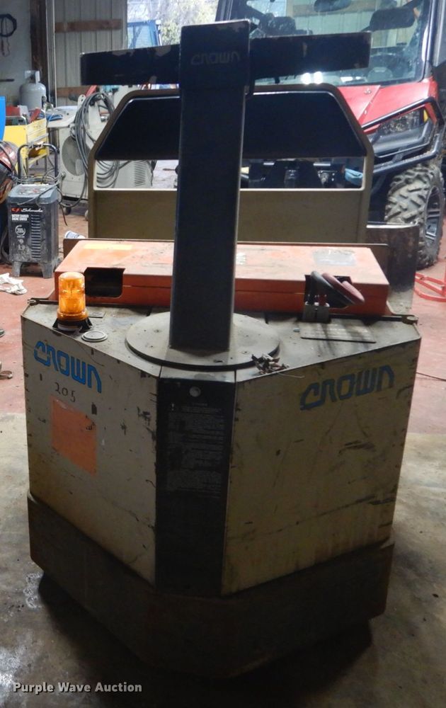 image for item HV9557 1981 Crown 200TR tow cart