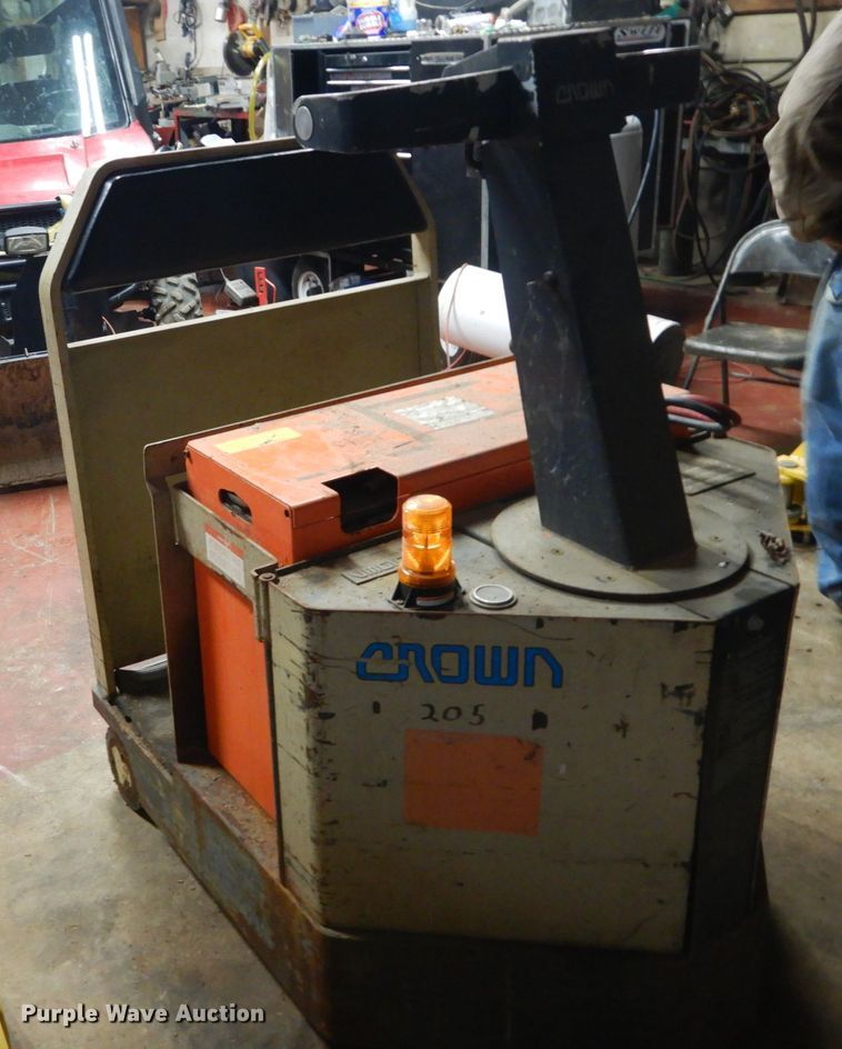 image for item HV9557 1981 Crown 200TR tow cart