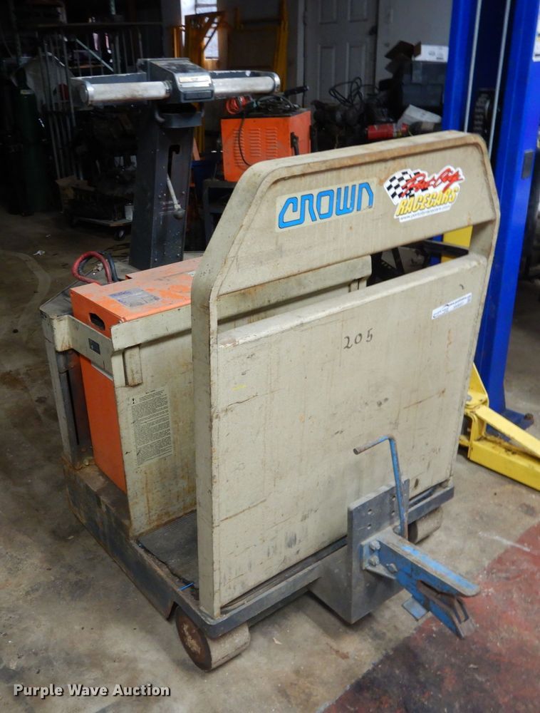 image for item HV9557 1981 Crown 200TR tow cart