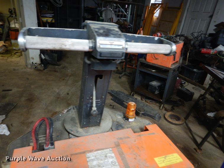 image for item HV9557 1981 Crown 200TR tow cart