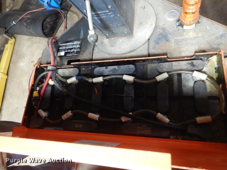 image for item HV9557 1981 Crown 200TR tow cart