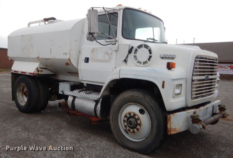 image for item HW9176 1995 Ford L8000  tank truck