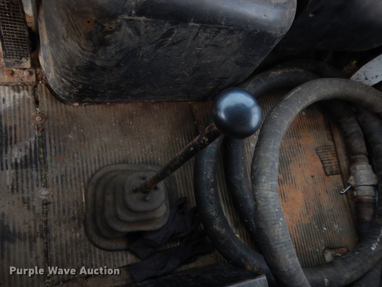 image for item HW9176 1995 Ford L8000  tank truck