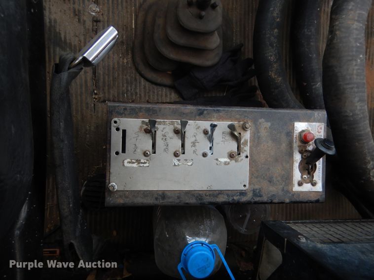 image for item HW9176 1995 Ford L8000  tank truck